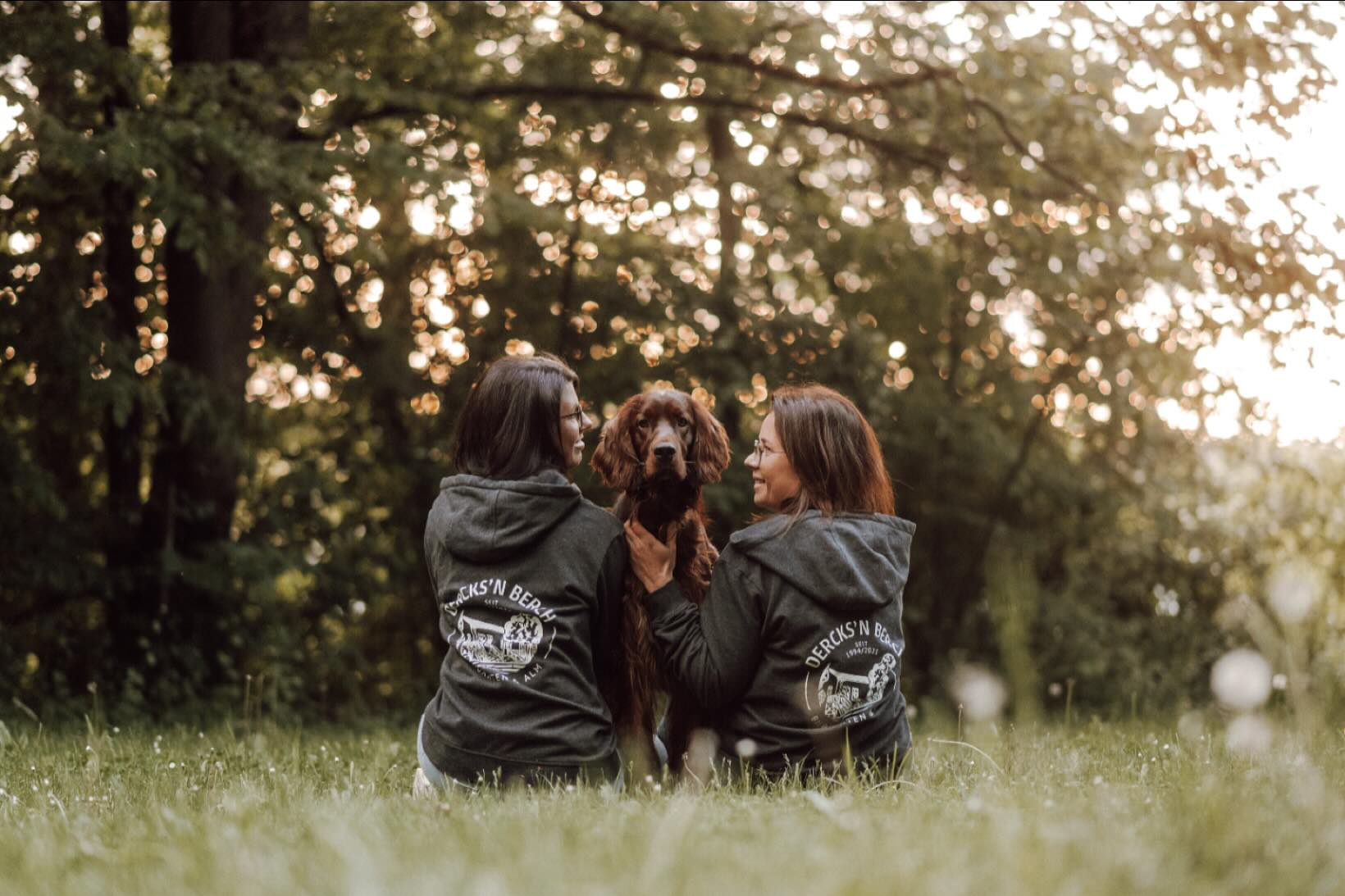 Franziska und Tamara Walther mit Tarlock auf der Wiese des Dercks'n Berch